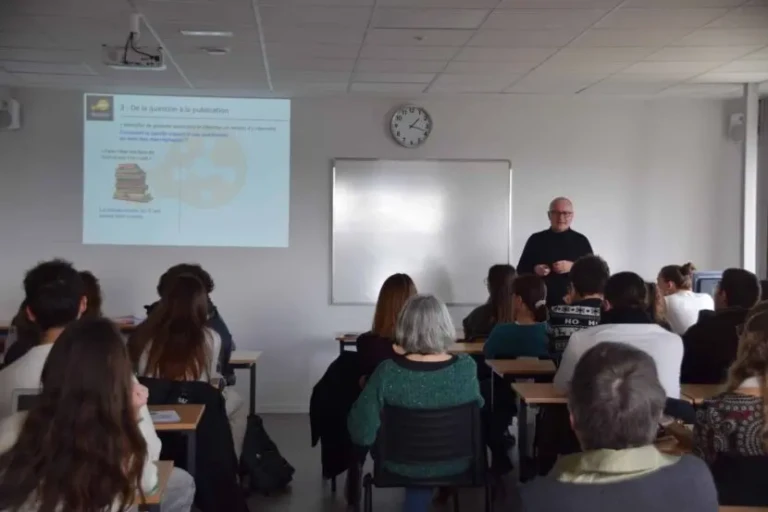 Découvrir les métiers scientifiques : la conférence d'Olivier Neyrolles