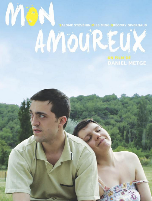 Affiche du film 'Mon amoureux' de Daniel Metge, montrant un homme et une femme assis dans un paysage verdoyant.